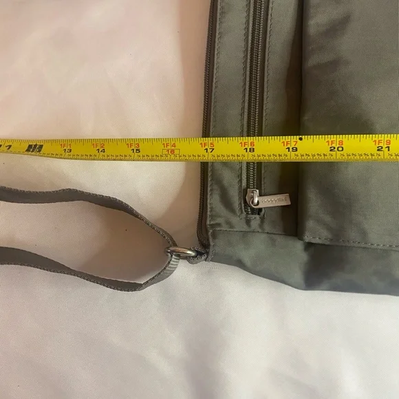 Baggallini Crossbody bag, gray animal print multi pocket purse adjustable strap - Picture 3 of 12